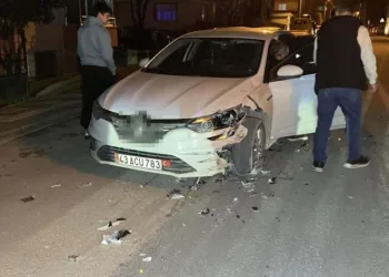 Otomobil ile motosiklet kafa kafaya çarpıştı: 2 yaralı