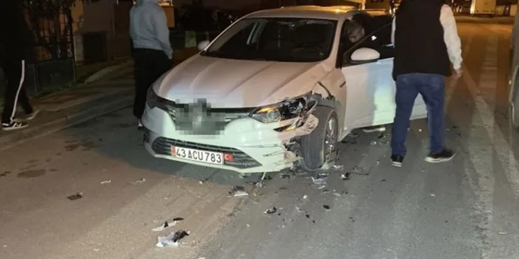 Otomobil ile motosiklet kafa kafaya çarpıştı: 2 yaralı
