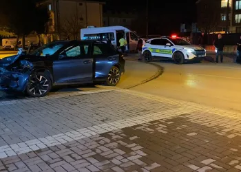 Bursa’da otomobil ile minibüs çarpıştı: 9 yaralı