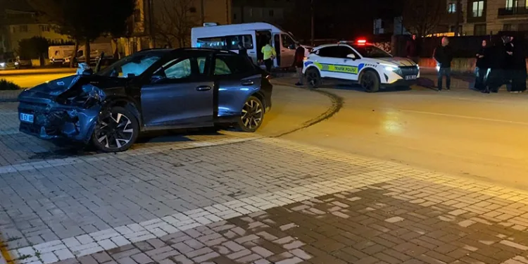 Bursa’da otomobil ile minibüs çarpıştı: 9 yaralı