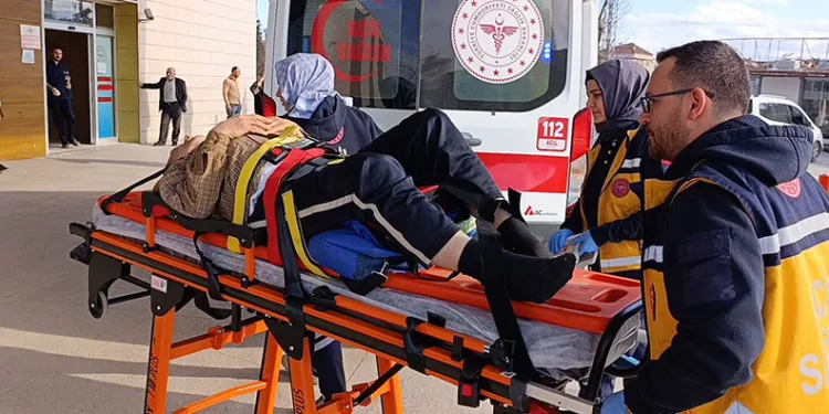 Tamir ettiği traktörün altında kaldı