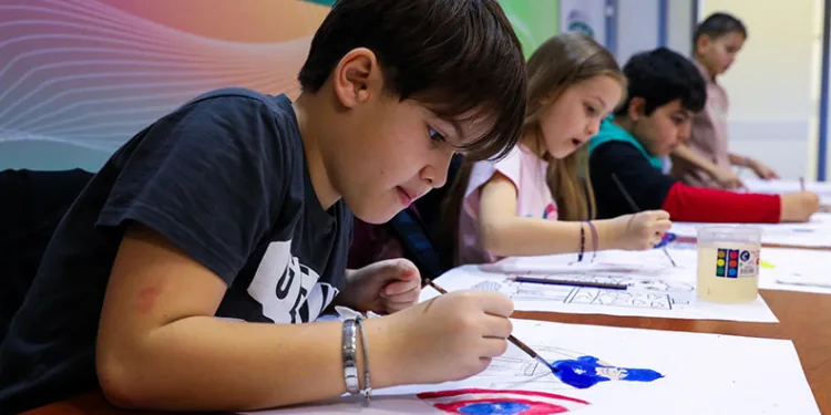Çocuklar bir günlüğüne ressam oldu
