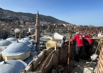Bursa Ulu Cami’ye Ramazan mahyası: ‘Kul hakkından sakın’