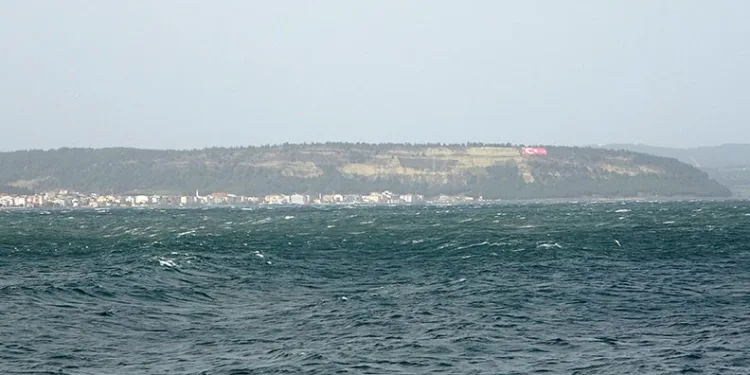 Çanakkale Boğazı fırtına nedeniyle trafiğe kapandı