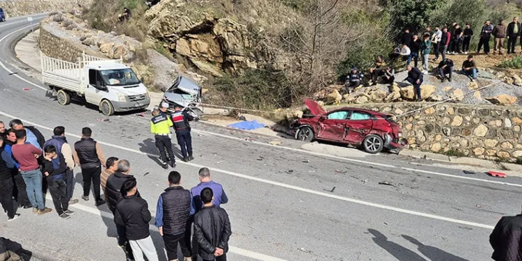 Virajı alamayan kamyon 2 otomobili biçti: 1 ölü, 3 yaralı