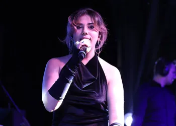 Liseli öğrencilerden muhteşem sahne performansı