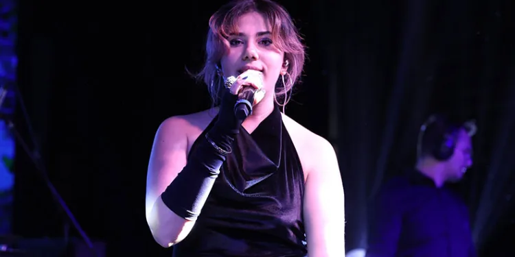 Liseli öğrencilerden muhteşem sahne performansı