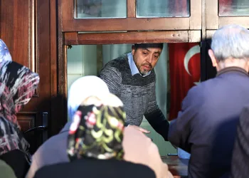 Osmangazi Belediyesi’nden vatandaşlara çorba ve ekmek ikramı