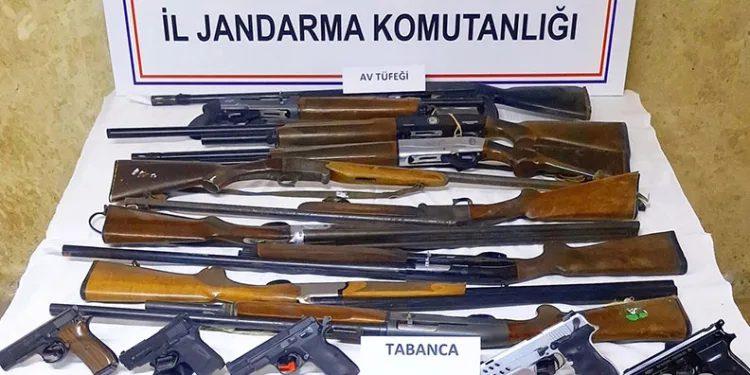 Antalya’da ruhsatsız silah operasyonu: 15 silah ele geçirildi