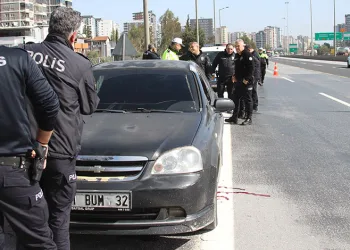 Otomobilde başından tüfekle vurulmuş halde bulundu