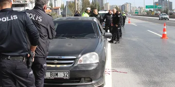 Otomobilde başından tüfekle vurulmuş halde bulundu