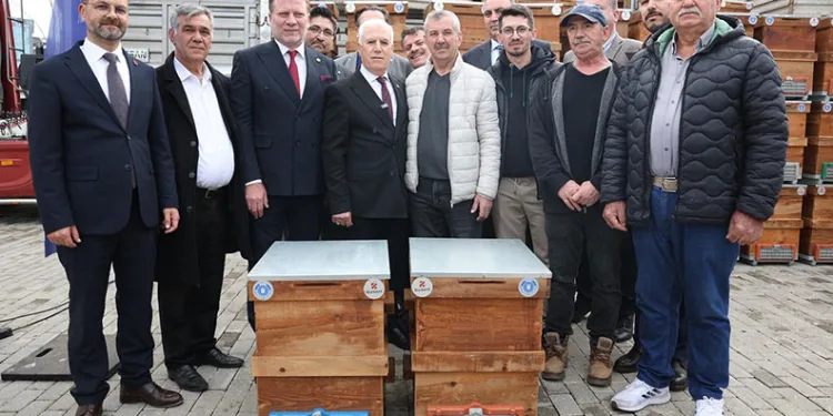 Büyükşehir’den arıcılara kovan desteği