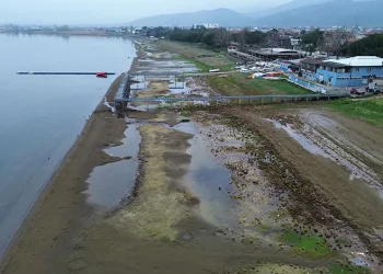 Fabrikaların tonlarca su çektiği İznik Gölü 200 metre çekildi