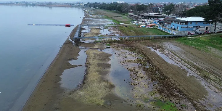 Fabrikaların tonlarca su çektiği İznik Gölü 200 metre çekildi