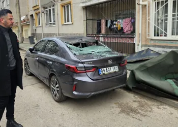Bursa’da çatı, lodosla birlikte otomobilin üzerine uçtu
