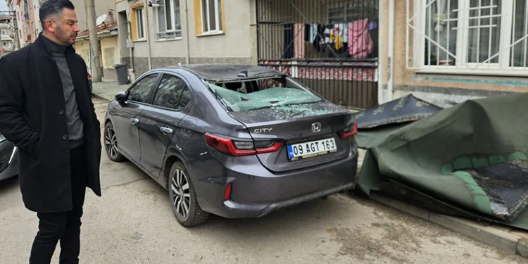 Bursa’da çatı, lodosla birlikte otomobilin üzerine uçtu