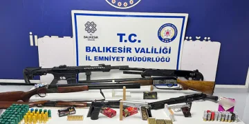Ayvalık’ta eş zamanlı operasyon: Ruhsatsız silah ve uyuşturucu ele geçirildi