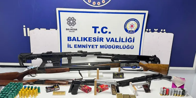 Ayvalık’ta eş zamanlı operasyon: Ruhsatsız silah ve uyuşturucu ele geçirildi