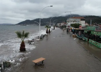 Gemlik’te deniz taştı, sahil yolu sular altında kaldı