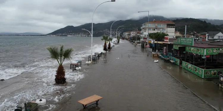 Gemlik’te deniz taştı, sahil yolu sular altında kaldı