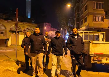 Bursa’da vatandaşlar ilahiler ve beyitlerle sahura kalktı
