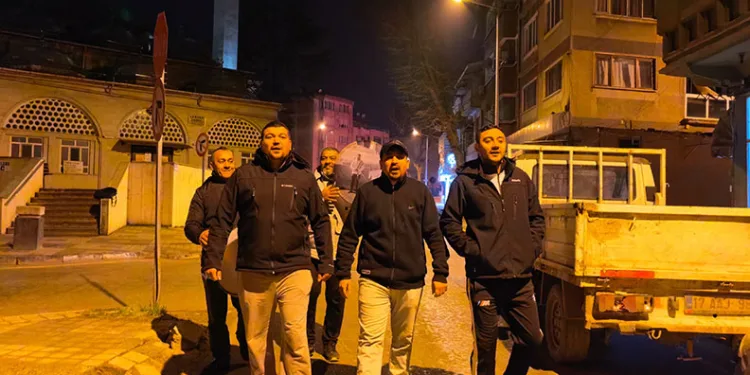 Bursa’da vatandaşlar ilahiler ve beyitlerle sahura kalktı