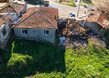 Gölmarmara’da heyelan: 7 ev kullanılamaz hale geldi