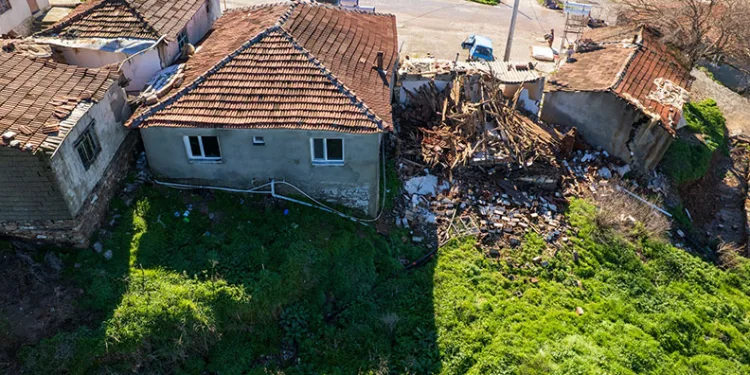 Gölmarmara’da heyelan: 7 ev kullanılamaz hale geldi