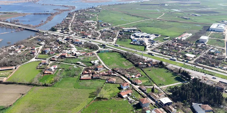 Bursa’da göl seviyesi yükseldi, evlerin bahçeleri sular altında kaldı