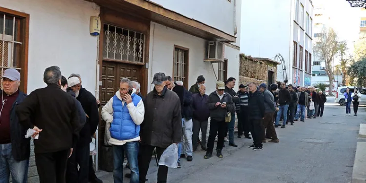 Gizli hayırseverin ücretsiz pide kuyruğu