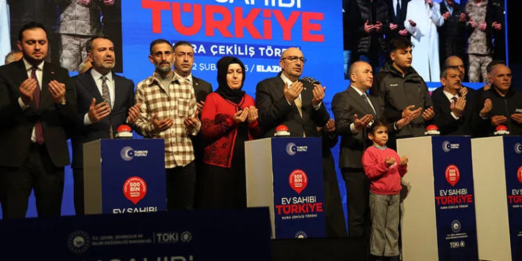 Traktör altında kalarak can veren sürücü son yolculuğuna uğurlandı