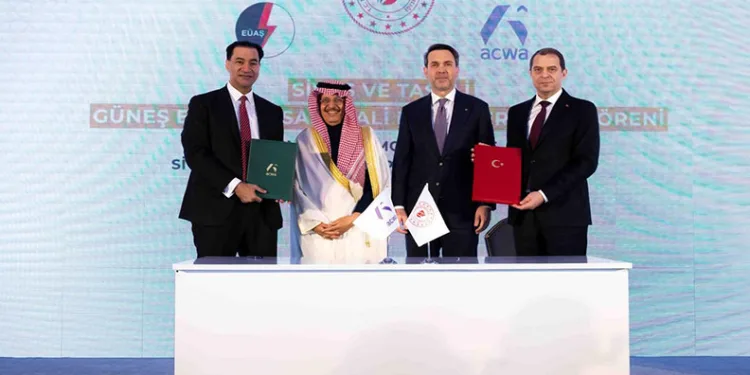 Türkiye ile Suudi Arabistan arasında 2 milyar dolarlık GES yatırımı için imzalar atıldı