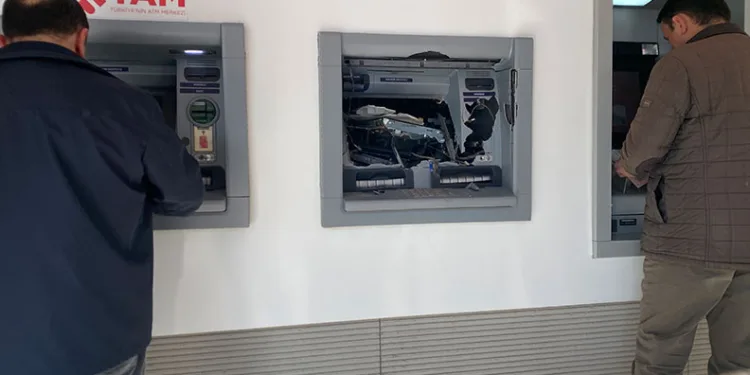 Para çekemediği ATM’yi balyozla parçaladı