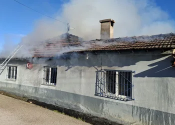 Bursa’da yaşlı çiftin evi alevlere teslim oldu