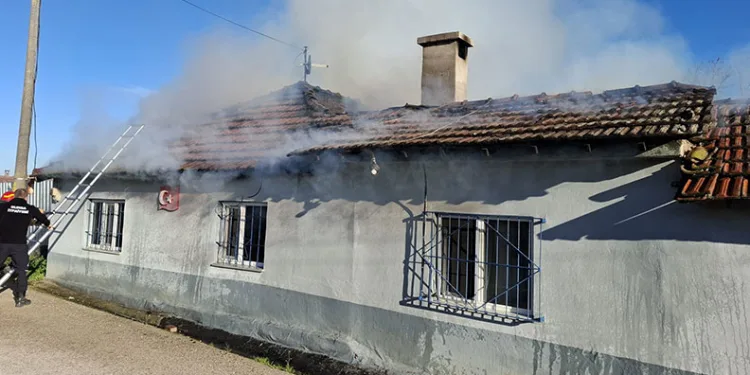 Bursa’da yaşlı çiftin evi alevlere teslim oldu