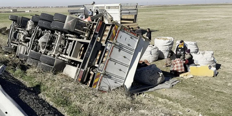 Aksaray’da patates yüklü kamyon şarampole devrildi: 1 yaralı