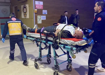 Kamyonun kasasından düşen işçi yaralandı