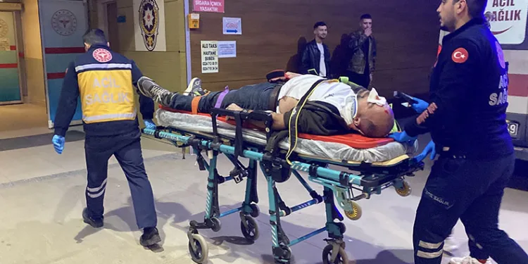 Kamyonun kasasından düşen işçi yaralandı
