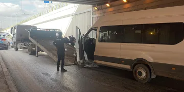 Otomobil ile servis aracı çarpıştı: 5 yaralı