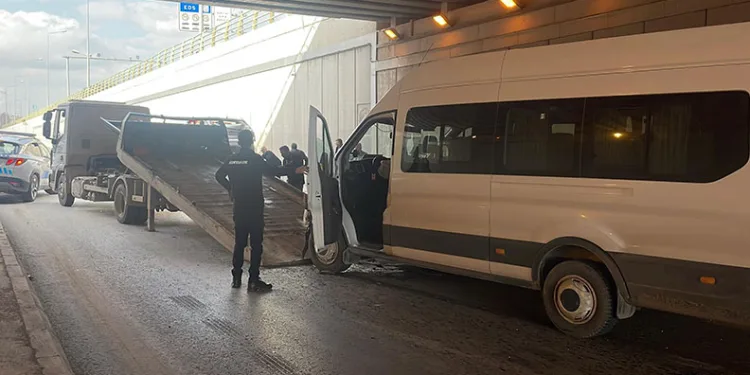 Otomobil ile servis aracı çarpıştı: 5 yaralı