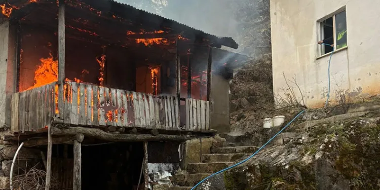 Artvin’de cami lojmanında yangın