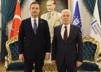 TUNA ORTAYLI’DAN BABASI İLBER ORTAYLI’YA HÜZÜN DOLU VEDA İLBER ORTAYLI’NIN AVUKAT ARKADAŞI TAYFUN AKCA TOPUZ FENALAŞINCA HASTANEYE KALDIRILDI