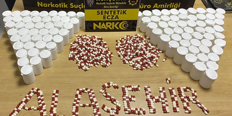 Alaşehir’de araçta binlerce sentetik ecza ele geçti: 2 tutuklama