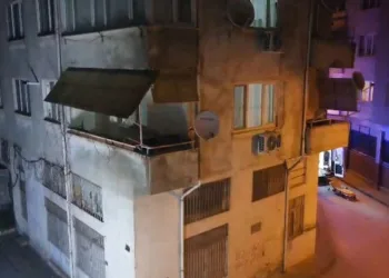 Gemlik’te hasarlı apartman tahliye edildi