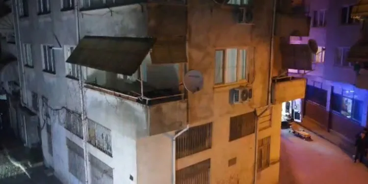 Gemlik’te hasarlı apartman tahliye edildi