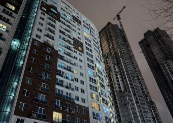 Bir sitede 2 kişi silahla vurulmuş halde ölü bulundu