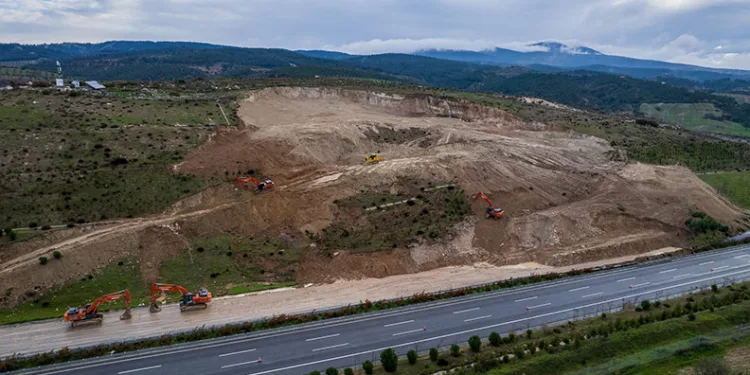 Heyelan yaşanan İzmir-İstanbul otoyolunda çalışmalar devam ediyor