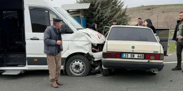 Minibüs ile Tofaş çarpıştı: 4 yaralı