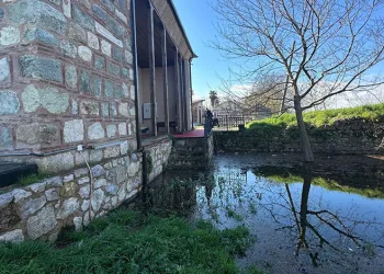 Uluabat Gölü’nün suları 625 yıllık camiyi tehdit ediyor