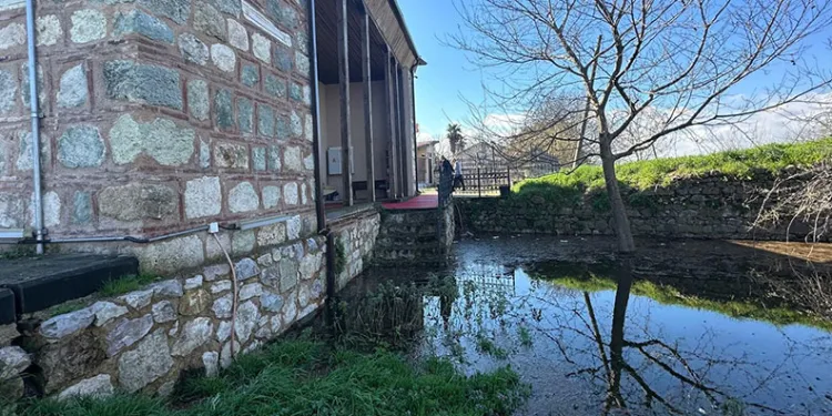 Uluabat Gölü’nün suları 625 yıllık camiyi tehdit ediyor